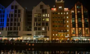 Wieczorem na Wyspie Spichrzów tętnią życiem restauracje, a tłumy spacerują nad wodą.