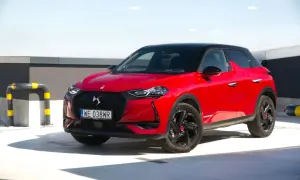 Czerwony DS3 Crossback z czarnym dachem na parkingu.