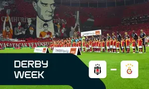 Piłkarze BJK i Galatasaray przed meczem. Na trybunach ogromny transparent z Atatürkiem i hasłem "Cumhuriyet". To wielki dzień dla tureckiej piłki!