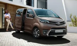 Kobieta z dzieckiem na rękach wsiada do brązowego toyoty van Proace Verso.