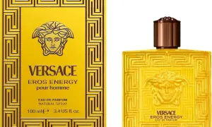 Zestaw Versace Eros Energy pour homme: żółte pudełko z greckim wzorem i butelka perfum.