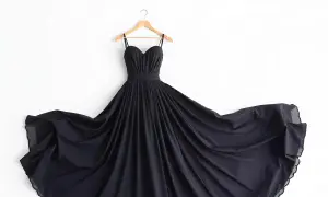 Elegancka, czarna sukienka na ramiączkach z lejących się tkanin na sukienki, rozwiana na boki.