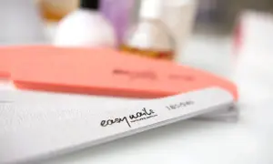 Pilniki do paznokci, jeden pomarańczowy, drugi biały z napisem "easy nails manicure & pedicure". Idealne do wykonania japońskiego pedicure.