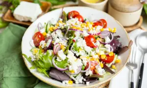 Ein bunter, gemischter Salat wie im Restaurant, mit Feta, Tomaten, Gurken und Mais. Frisch und lecker!