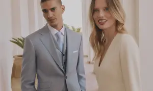 Elegancki mężczyzna w jasnym garniturze i kobieta w kremowej sukience. Idealne stylizacje, jak się ubrać na komunię.