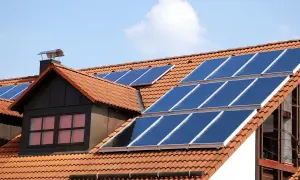 Tejas rojas con paneles solares. ¿Habrá una multa por poner paneles solares sin permiso?