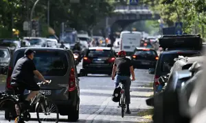 Verkehr in Berlin: Radfahrer und Autos auf dem Weg von Berlin nach Polen mit dem Auto.