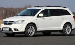 Biały fiat 7 osobowy z relingami na dachu, gotowy na rodzinną podróż.