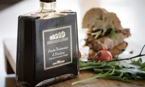 Ocet balsamiczny czy jabłkowy? Wybierz idealny do warzyw!