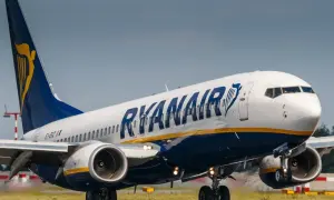 Samolot Ryanair startuje, zapowiadając tanie podróże i świetne zniżki.