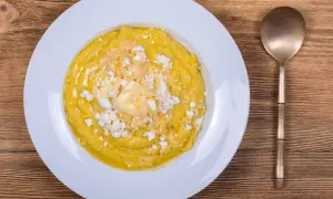 Pyszna polenta z serem i masłem, gotowa do zjedzenia.