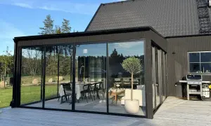 Moderna altaner med glaspartier som släpper in ljus. Ett perfekt ställe för middagar utomhus.