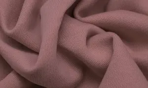 Miękka, różowa dresówka pętelkowa, idealna na wygodne bluzy i spodnie.