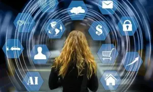 Mujer frente a un círculo de iconos digitales que representan la **inteligencia cristalizada**: salud, hogar, IA, coche, mundo, finanzas, seguridad, compras, correo y crecimiento.