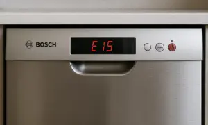 Panel zmywarki Bosch z wyświetlaczem pokazującym błąd E15.