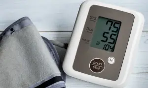 Ciśnieniomierz pokazuje 75/55, co może wskazywać na niskie ciśnienie. Tętno 104.