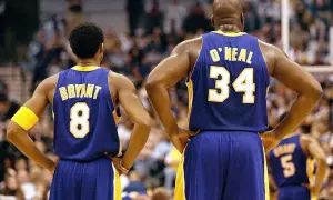 Kobe Bryant (8) i Shaquille O'Neal (34) w strojach Lakersów, czekają na rozpoczęcie meczu. Ile trwa mecz koszykówki? Zwykle 4 kwarty po 12 minut.