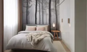 Ein sehr kleines Schlafzimmer einrichten: Gemütliches Bett mit Fell, Waldtapete und weißem Kleiderschrank.