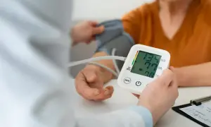 Lekarz mierzy ciśnienie pacjentowi. Wynik 134/77 może wskazywać na nadciśnienie objawy.