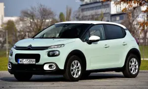 Jasnozielony Citroen C3 z białym dachem, na którym opony wyglądają na zimowe. Idealny do miasta, ale jakie opony wybrać na dalsze trasy?