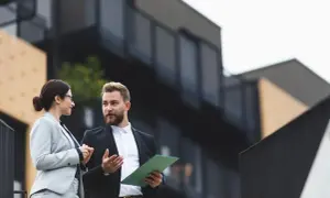 Prowizja biura nieruchomości: Kto płaci, ile i jak negocjować?