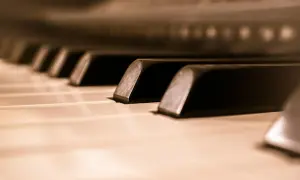 Zbliżenie na klawisze pianina, gotowe do zagrania pięknych utworów na pianinie.