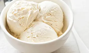 Cremiges Vanilleeis ohne Ei in einer weißen Schüssel, perfekt für heiße Tage.
