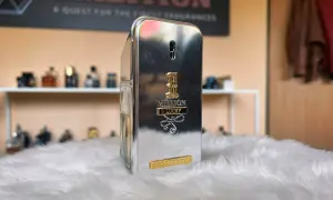 Paco Rabanne 1 Million Lucky – luksusowy zapach, który przynosi szczęście. Srebrna butelka z złotymi zdobieniami.
