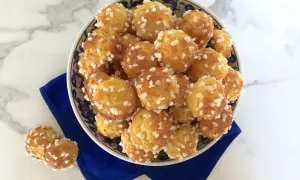 Un bol rempli de chouquettes dorées, parsemées de sucre perlé. Une invitation à découvrir la recette !