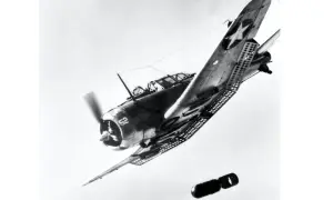 Ett amerikanskt bombplan släpper en bomb under slaget om Midway.