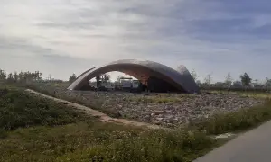 Ein futuristisches Gebäude mit geschwungener Dachkonstruktion, das an die Bundesgartenschau erinnert. Wie oft werden solche Bauwerke zu temporären Ausstellungen errichtet?