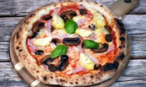 En läcker pizza capricciosa med champinjoner, kronärtskocka, skinka och oliver. Perfekt för ett mysigt kvällsmål, detta recept är en favorit.