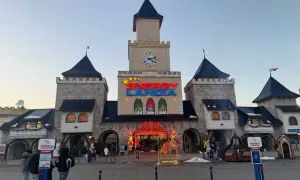 Zimowa Energylandia wita gości zamkową architekturą i świątecznymi iluminacjami.