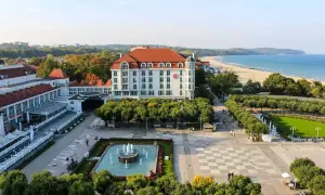 Sopot: hotel, fontanna, plaża i park. Idealne miejsce, by zobaczyć, co oferuje polskie wybrzeże.