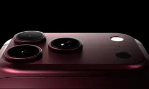 Ciemnoczerwony iPhone 18 Pro Max z trzema obiektywami aparatu i lampą błyskową na czarnym tle.