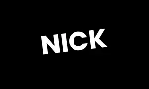 Biały napis "NICK" na czarnym tle. Idealne krótkie nicki do gier, które zapadają w pamięć.