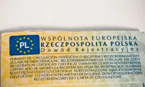 Fragment dowód rejestracyjny z oznaczeniem PL i flagą UE. Dokument zawiera teksty w wielu językach, w tym polski.