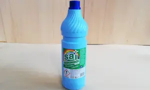 Flacone blu di ammoniaca SAI per pulire a fondo. Utile per rimuovere sporco ostinato.