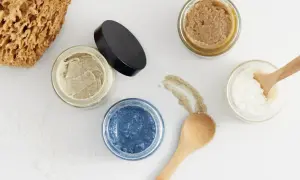 Jaki peeling do ciała wybrać, aby uniknąć podrażnień i zyskać gładką skórę