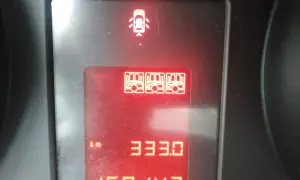 Kontrolki w samochodzie Opel: otwarte drzwi, wskaźnik paliwa, przebieg 159147 km, dystans 333 km.