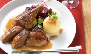 Gegrillte Ente mit Klößen und Rotkohl, ein köstliches rotkohl rezept.