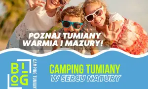 Trzy uśmiechnięte dzieci w okularach przeciwsłonecznych machają rękami. Idealne mazury z dziećmi na wakacjach w Camping Tumiany.