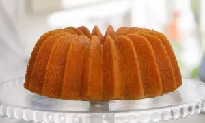En gyllene, fluffig sockerkaka i en vacker form, redo att avnjutas.