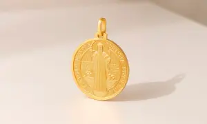 Collar virgen oro con medalla de San Benito, detalle de figura religiosa y escritura en relieve.
