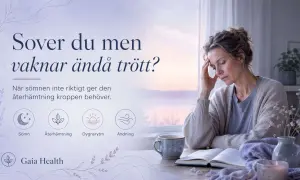 En kvinna med handen mot pannan sitter vid ett bord med en bok och en kopp. Hon ser trött ut, trots att hon vill slappna av.