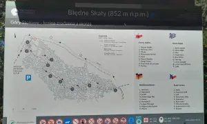 Mapa turystyczna Błędnych Skał z zaznaczonymi szlakami, punktami widokowymi i formami skalnymi, jak "Skalne Siodło" czy "Dwunożny Grzyb".