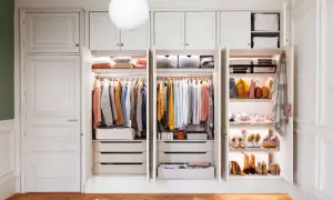 Un armario organizado es un sueño. Este proyecto armario muestra ropa colgada, cajones y estantes con bolsos y zapatos.