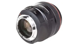 Obiektyw 85mm z widocznymi oznaczeniami przysłony i odległości.
