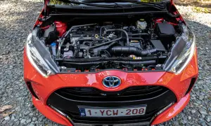 Toyota Yaris: Co pod maską? Benzyna vs. Hybryda Pełny Przewodnik