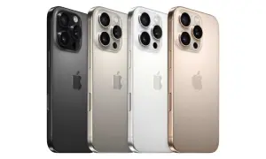 Quatre iPhones côte à côte : gris sidéral, argent, blanc et or. Tous les iPhones arborent le logo Apple et un triple appareil photo.
